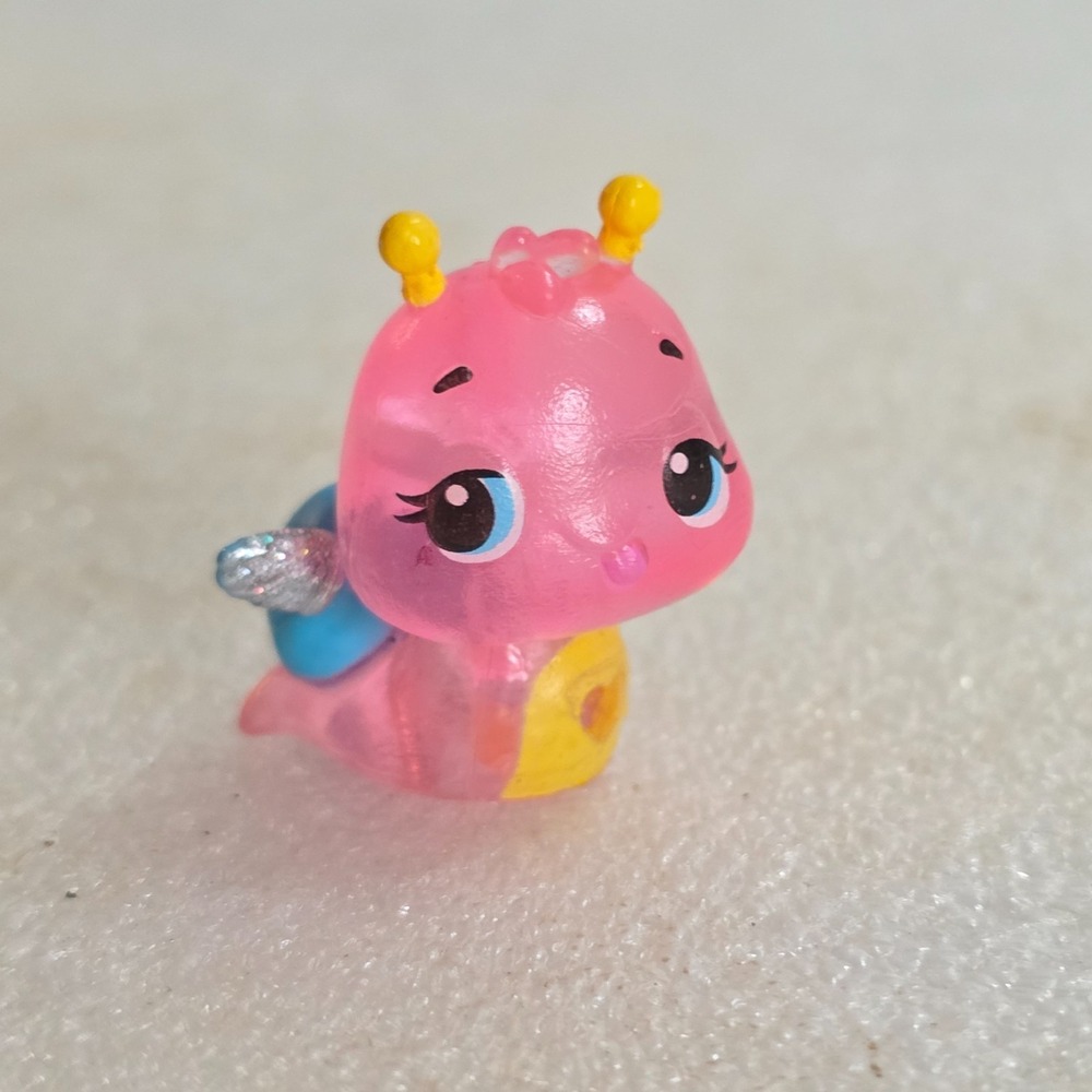 Spin Master Hatchimals CollEGGtible Translucent Pink Snail with Wings 1 Inch
